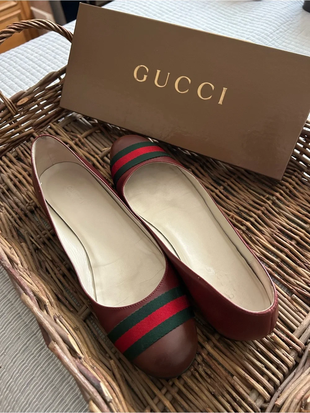 Gucci saddle Tan/brown Leather Flats with Red and Green Webbing